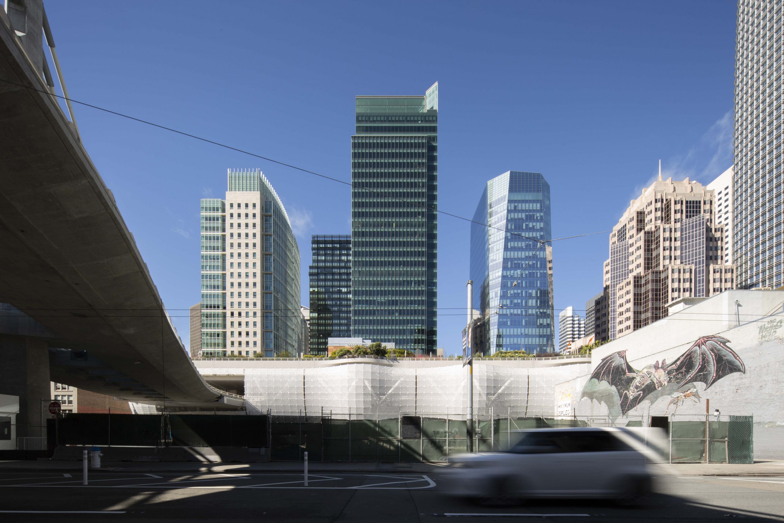 555 Mission Street viewed from Howard Street, image by Andrew Campbell Nelson