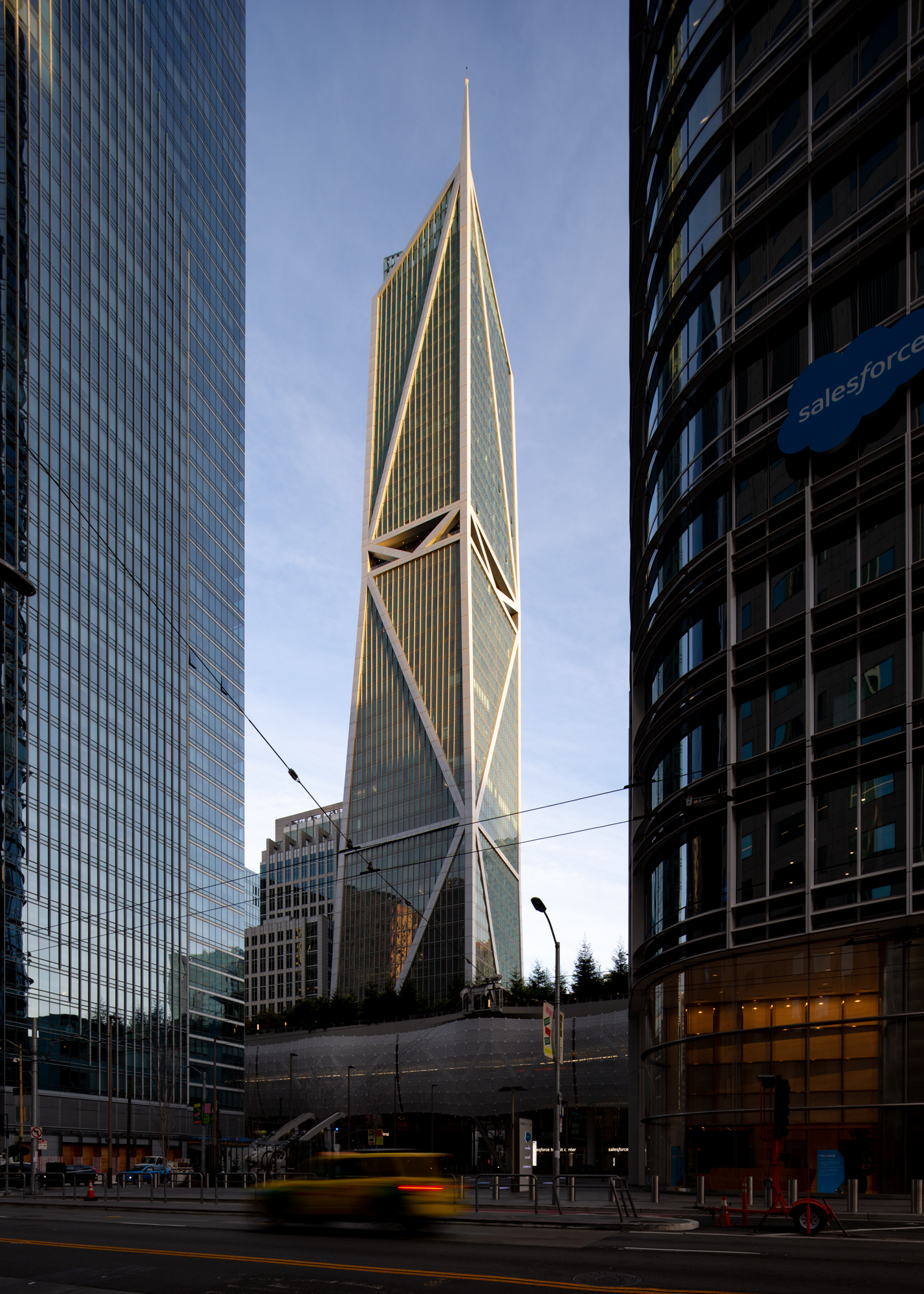 181 Fremont Street image emphasizing the tower's verticality, image by Andrew Campbell Nelson
