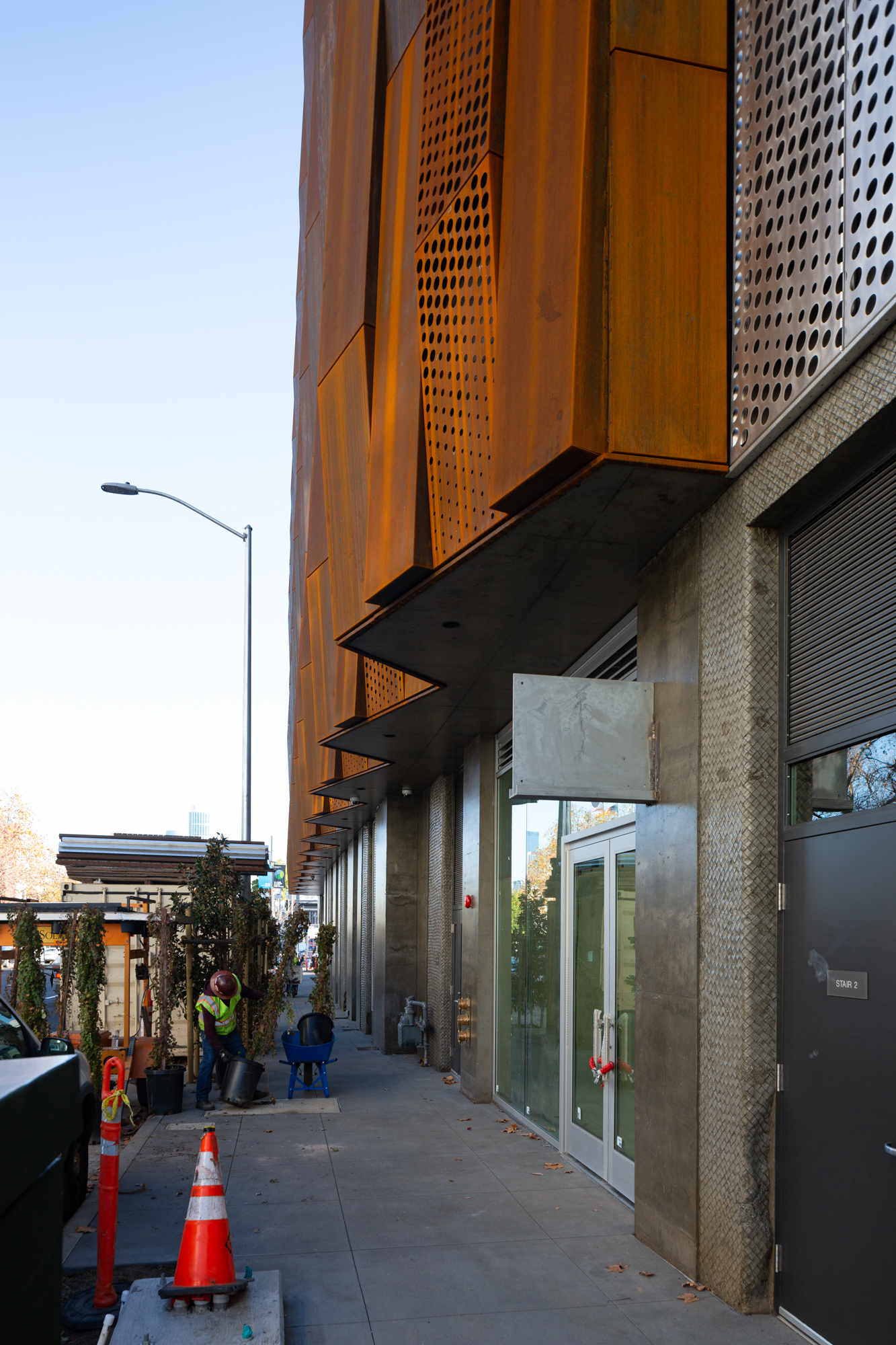 833 Bryant Street pedestrian level, image by Andrew Campbell Nelson