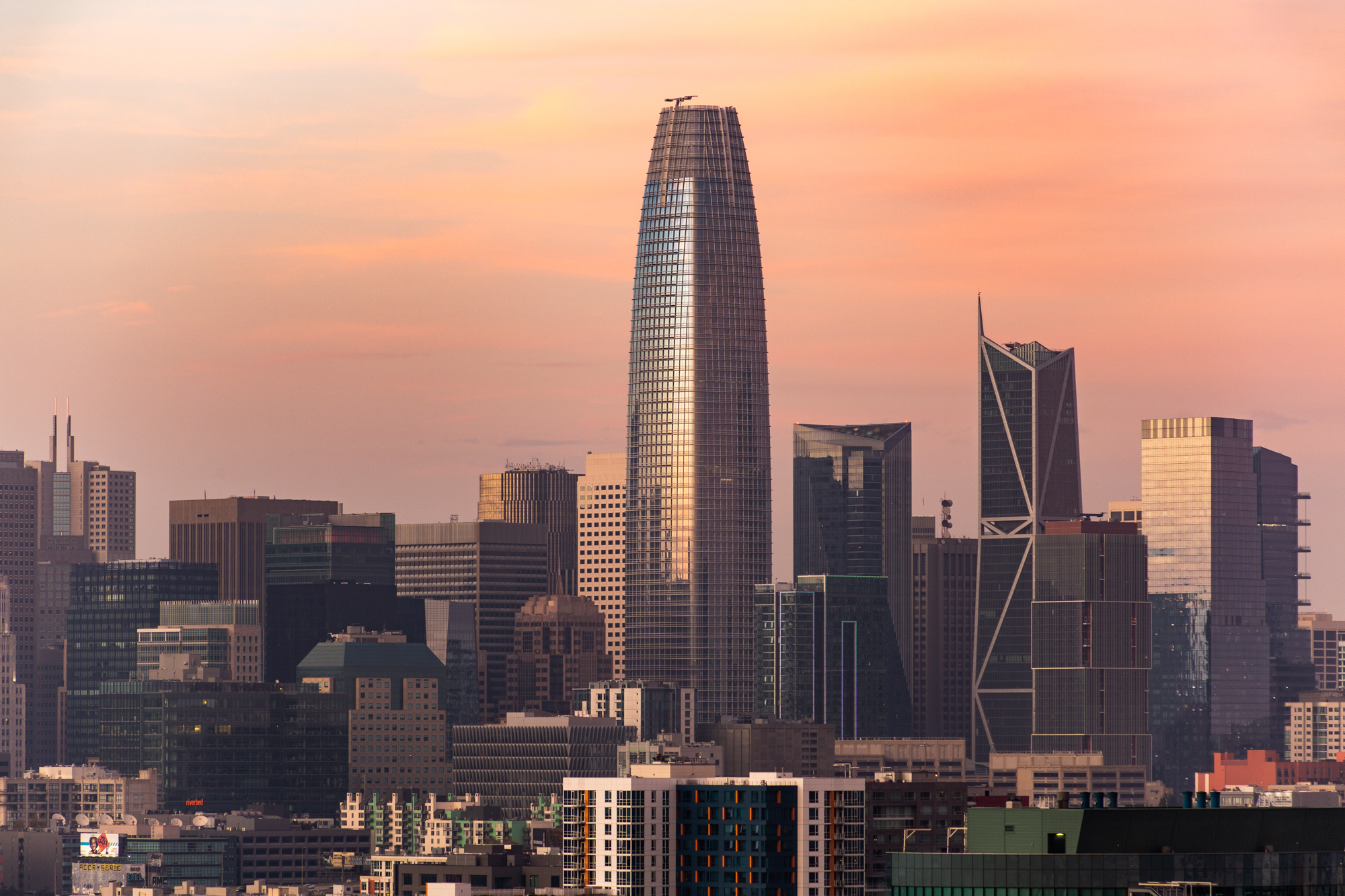 Salesforce Tower at sunset in December of 2020, image by Andrew Campbell Nelson