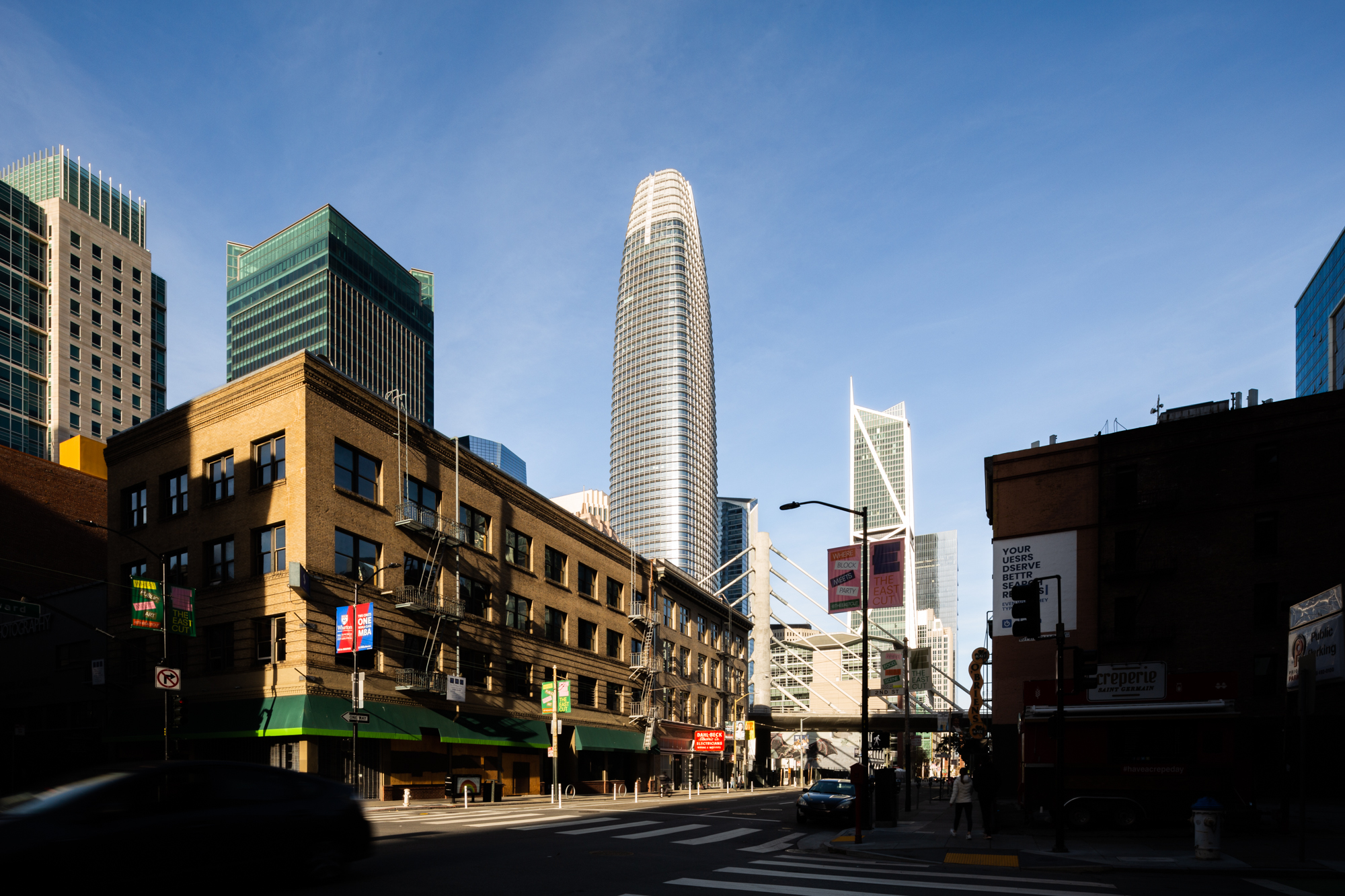 Salesforce Tower from Howard Street, image by Andrew Campbell Nelson