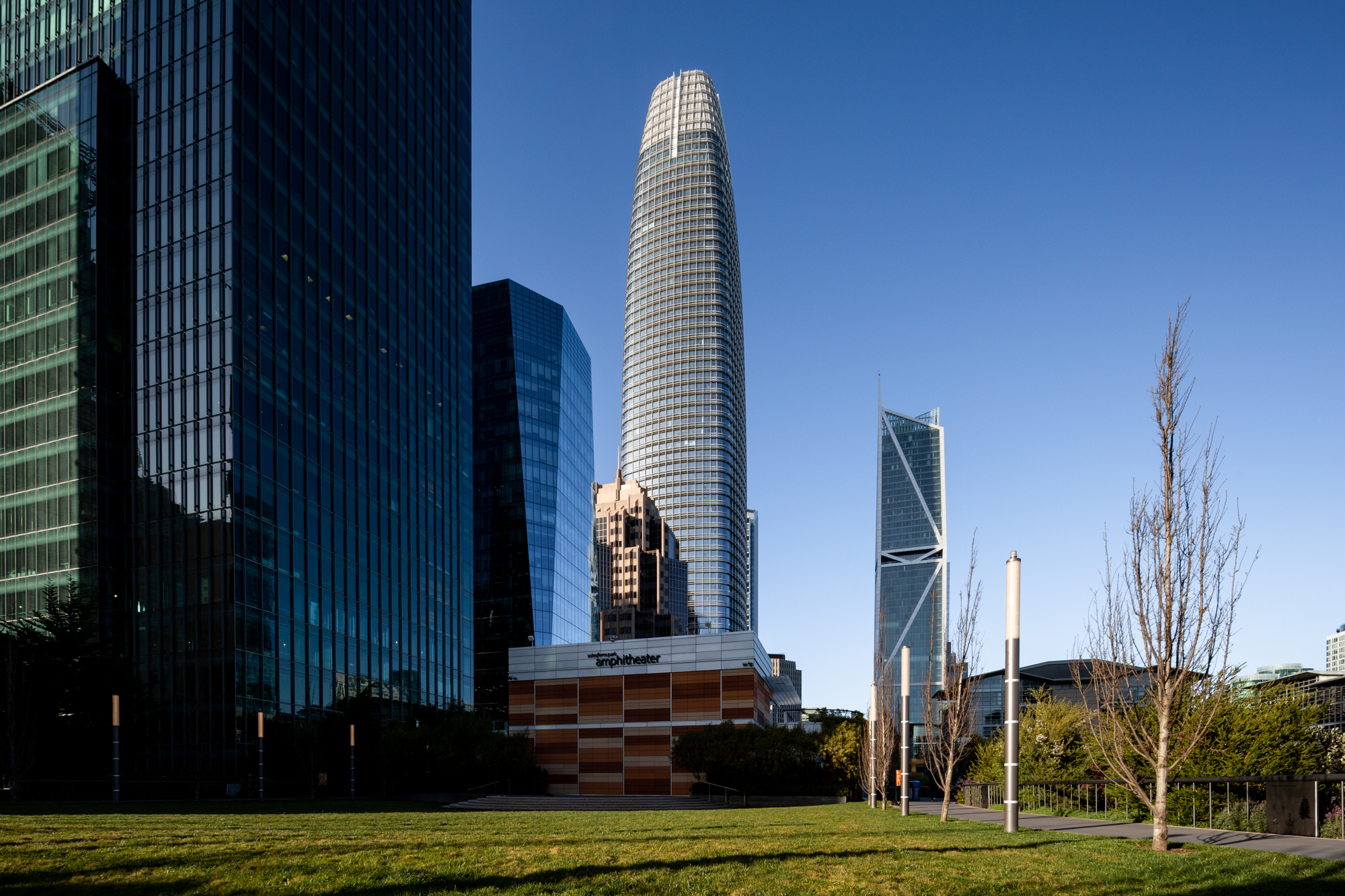 Salesforce Tower seen from the Salesforce Amphitheatre, a part of the 5.4-acre park spanning several city blocks, image by Andrew Campbell Nelson