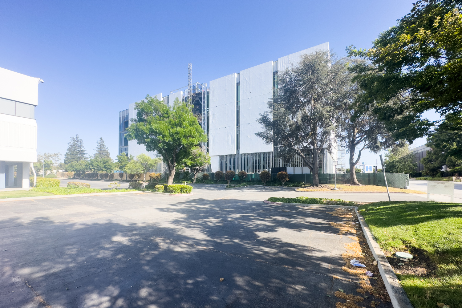 2905 Stender Way seen from adjacent lot, image by author