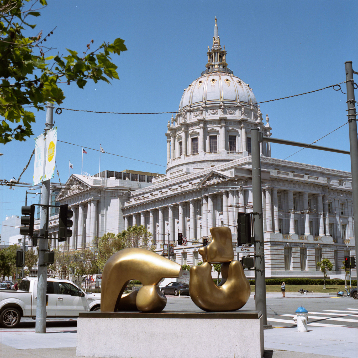 San Francisco Symphony Hall Morris statue on the street, image by author