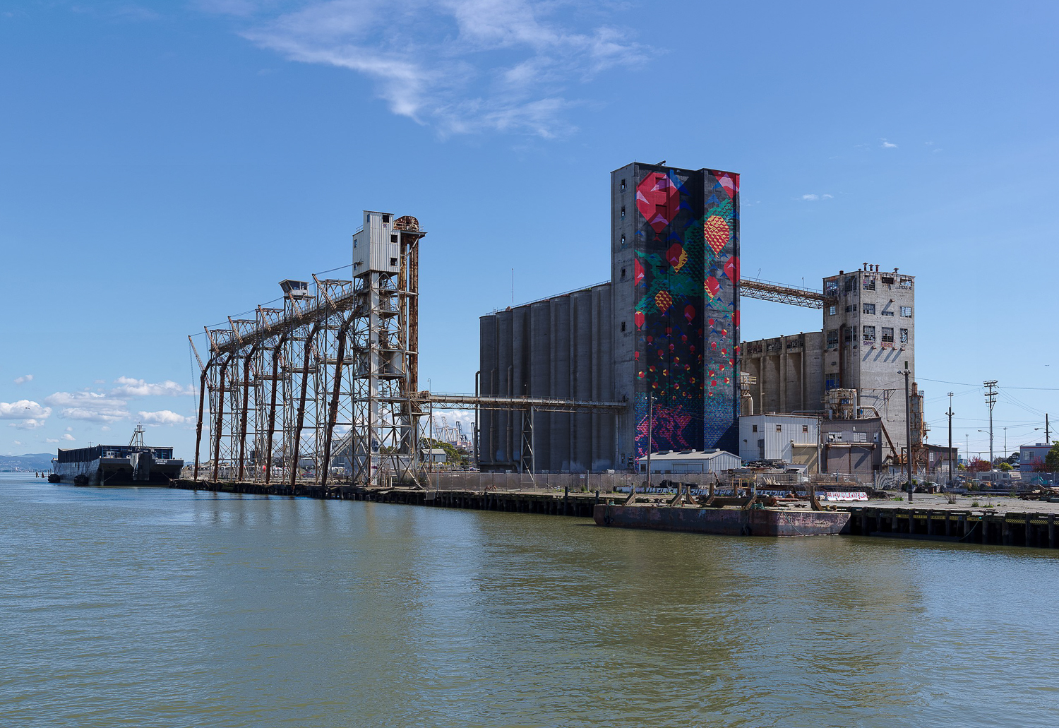 Pier 90 abandoned grain silos seen from Illinois Street Bridge, image by Dllu circa 2017