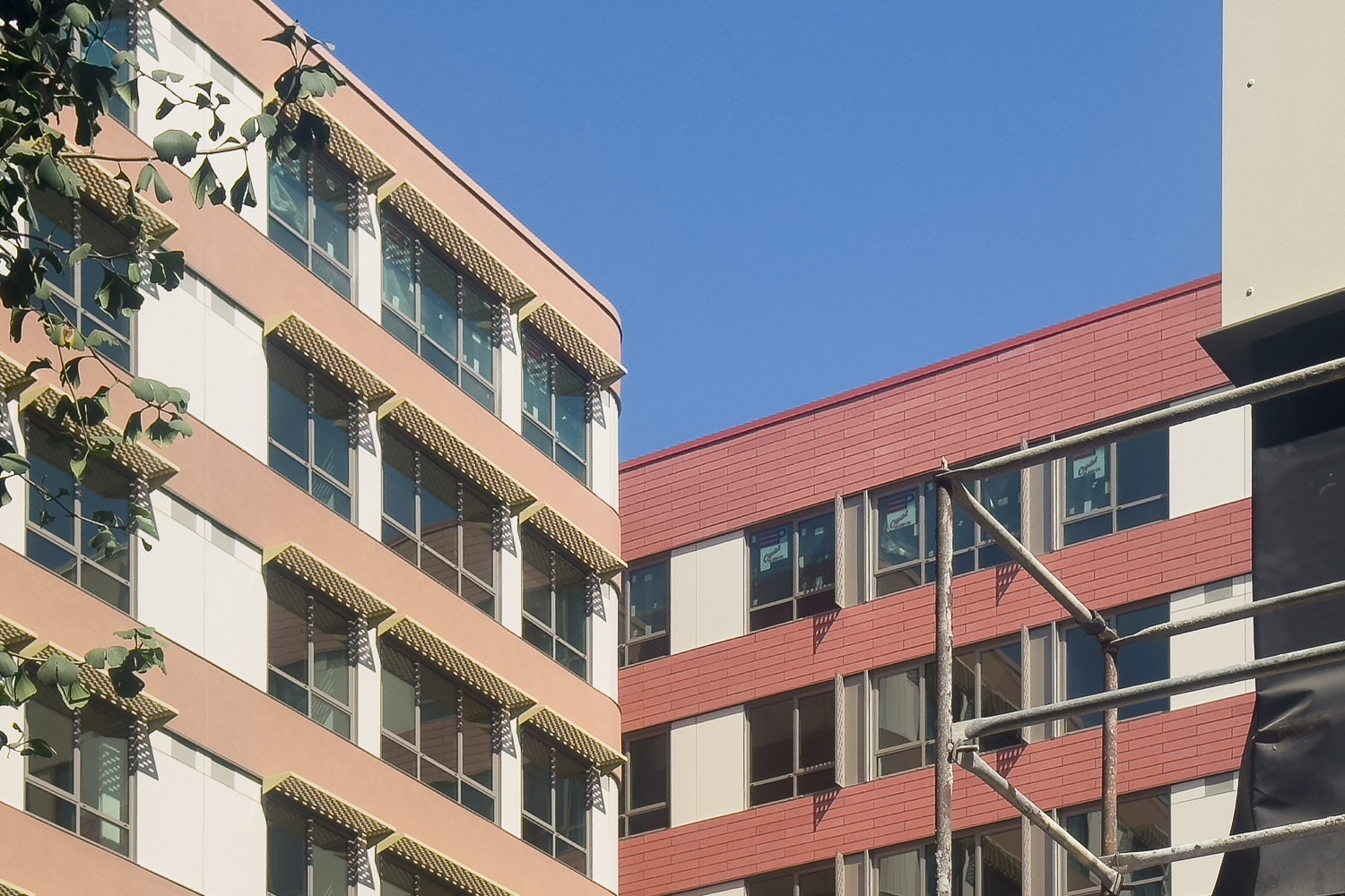 600 7th Street facade details over the inner courtyard, image by author