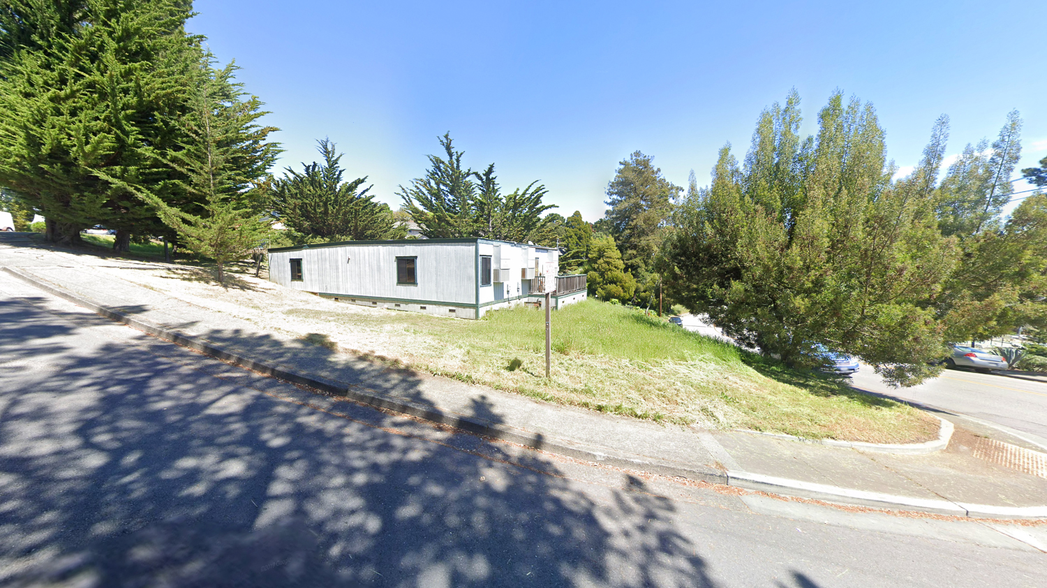 825 Drake Avenue, image via Google Street View