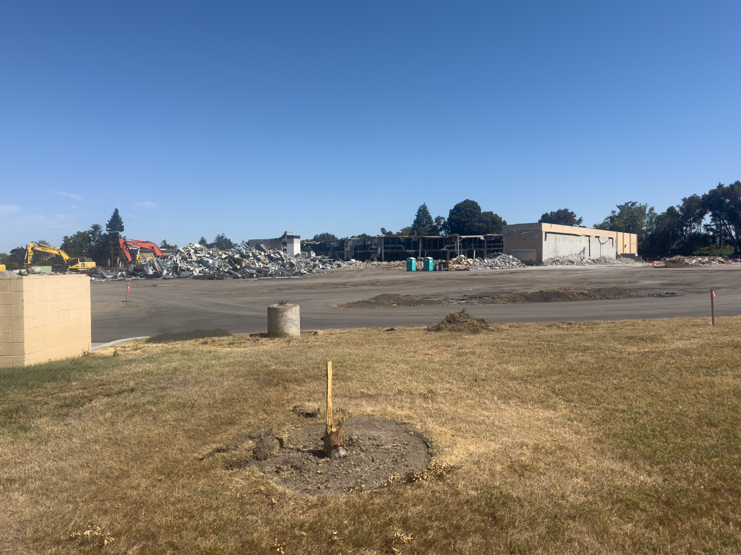 El Paseo de Saratoga demolition progress, image by author